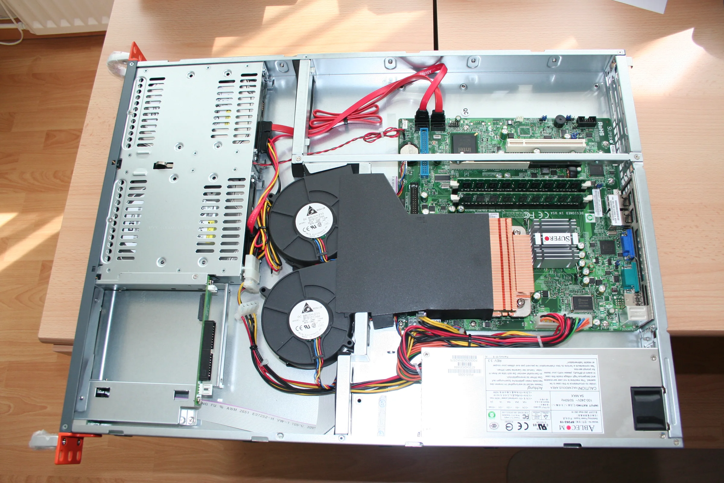 Binnenzijde van de oude ProjectMC-rackserver